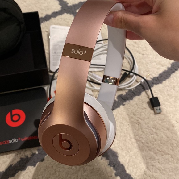 BEATS SOLO 3 WIRELESS HEADPHONES NEVER USED - Picture 4 of 12